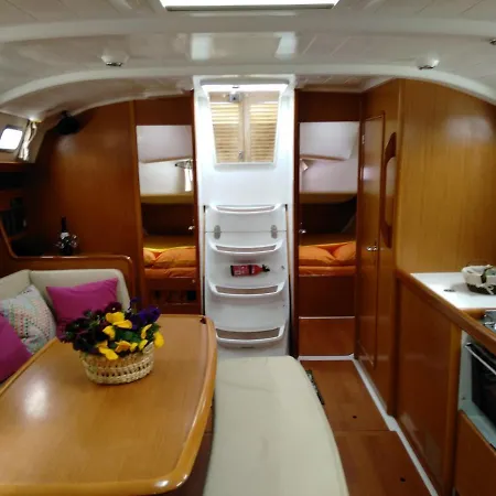 Sealife Experience On Sailboat Alexej Bateau-hôtel